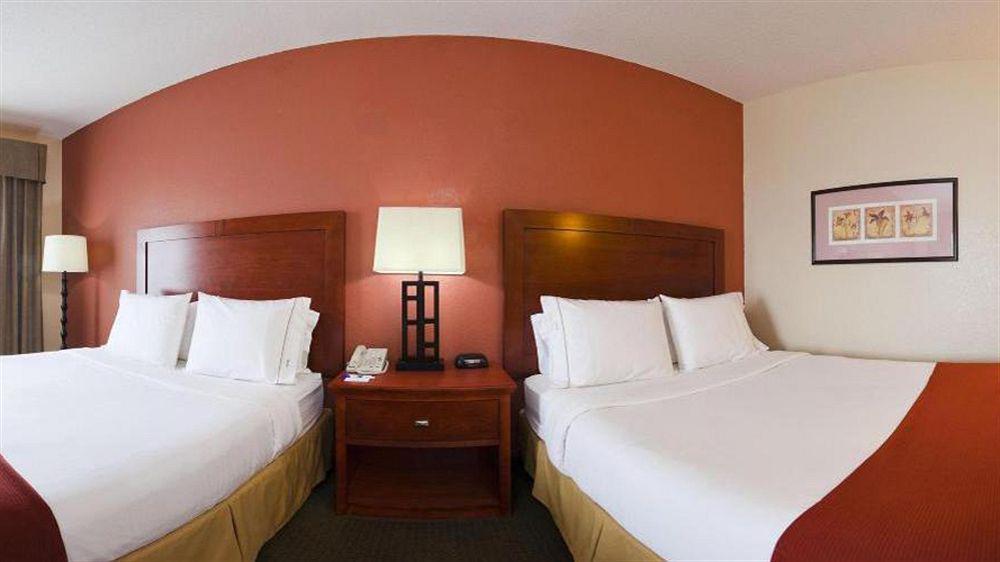 Holiday Inn Express Hotel & Suites Bedford By Ihg Esterno foto
