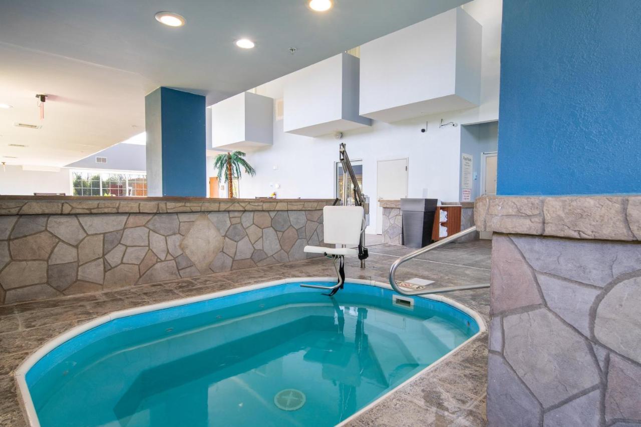 Holiday Inn Express Hotel & Suites Bedford By Ihg Esterno foto