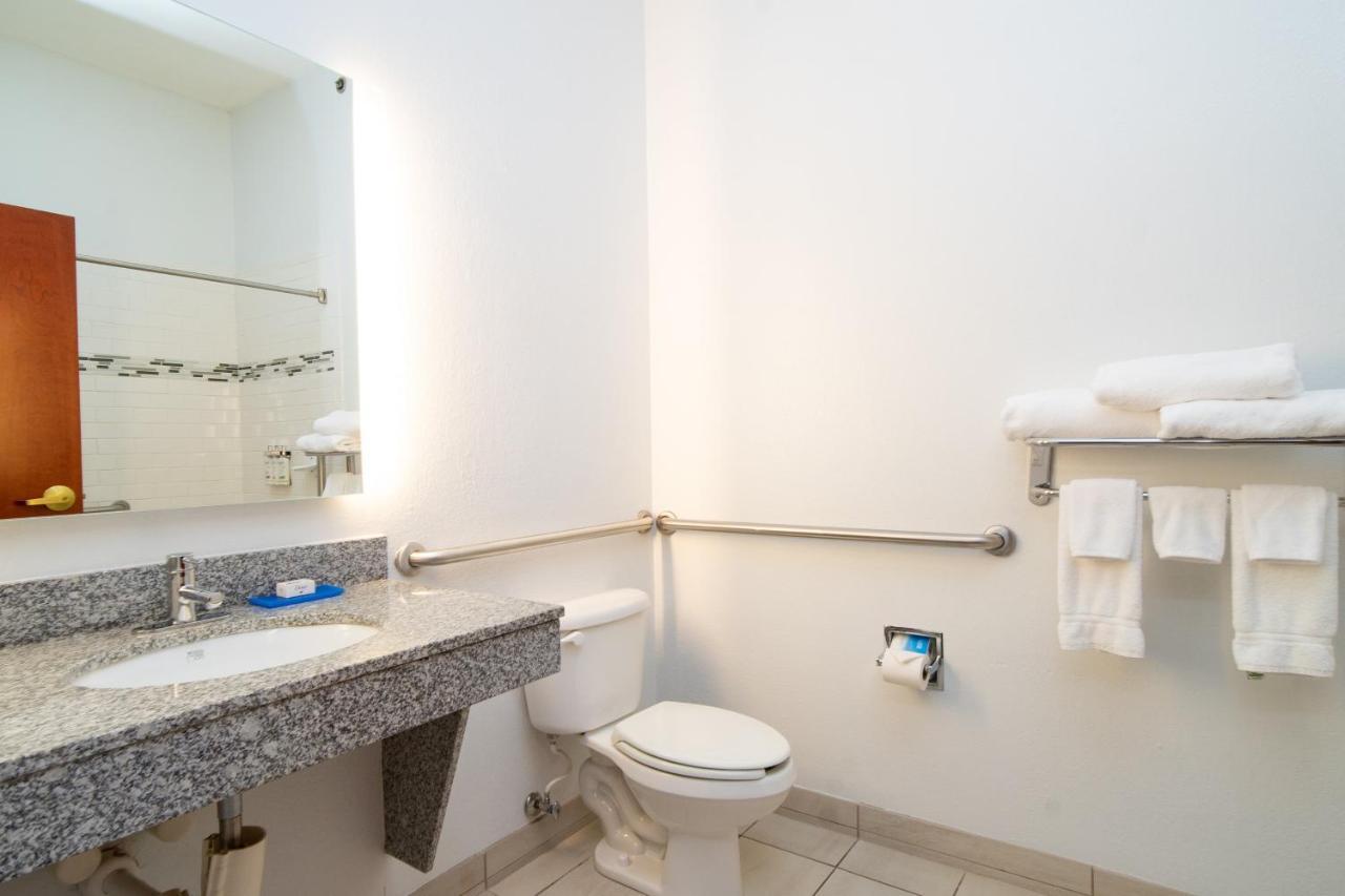 Holiday Inn Express Hotel & Suites Bedford By Ihg Esterno foto