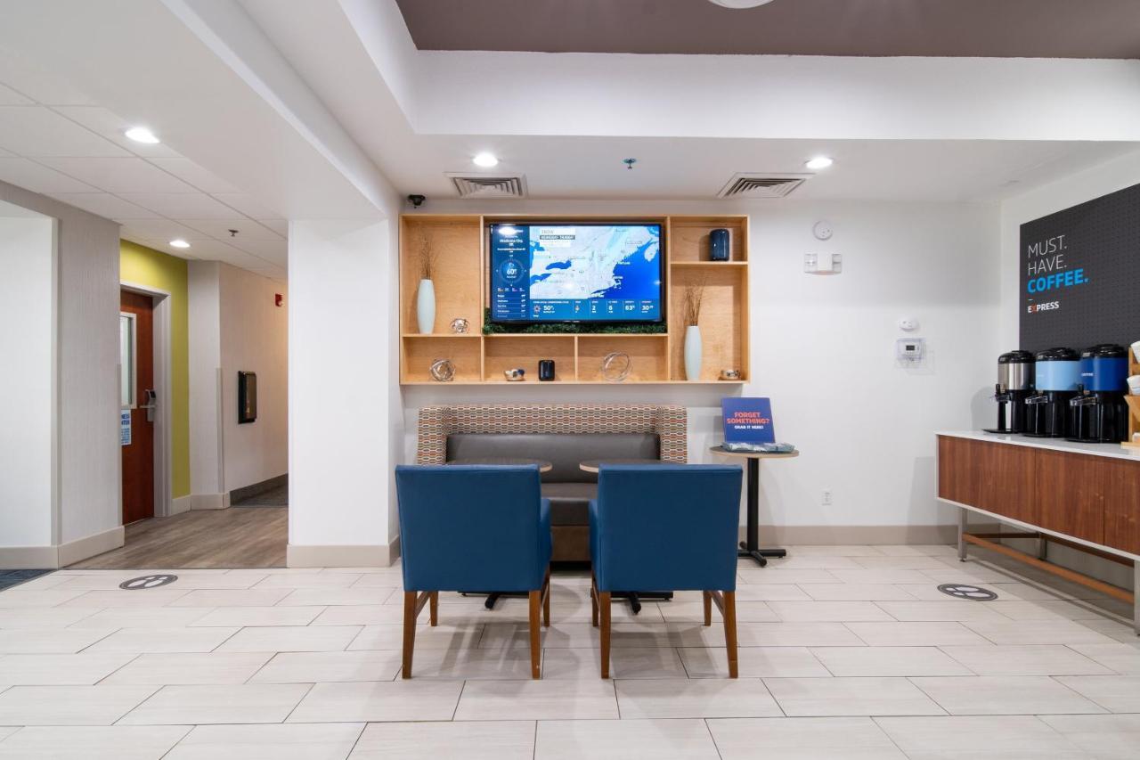 Holiday Inn Express Hotel & Suites Bedford By Ihg Esterno foto