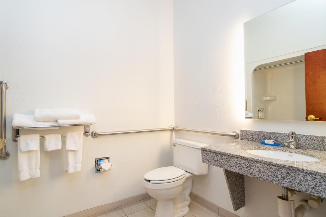 Holiday Inn Express Hotel & Suites Bedford By Ihg Esterno foto