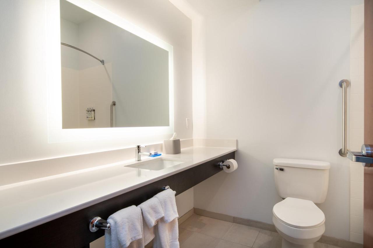 Holiday Inn Express Hotel & Suites Bedford By Ihg Esterno foto