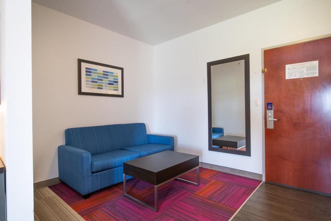 Holiday Inn Express Hotel & Suites Bedford By Ihg Esterno foto