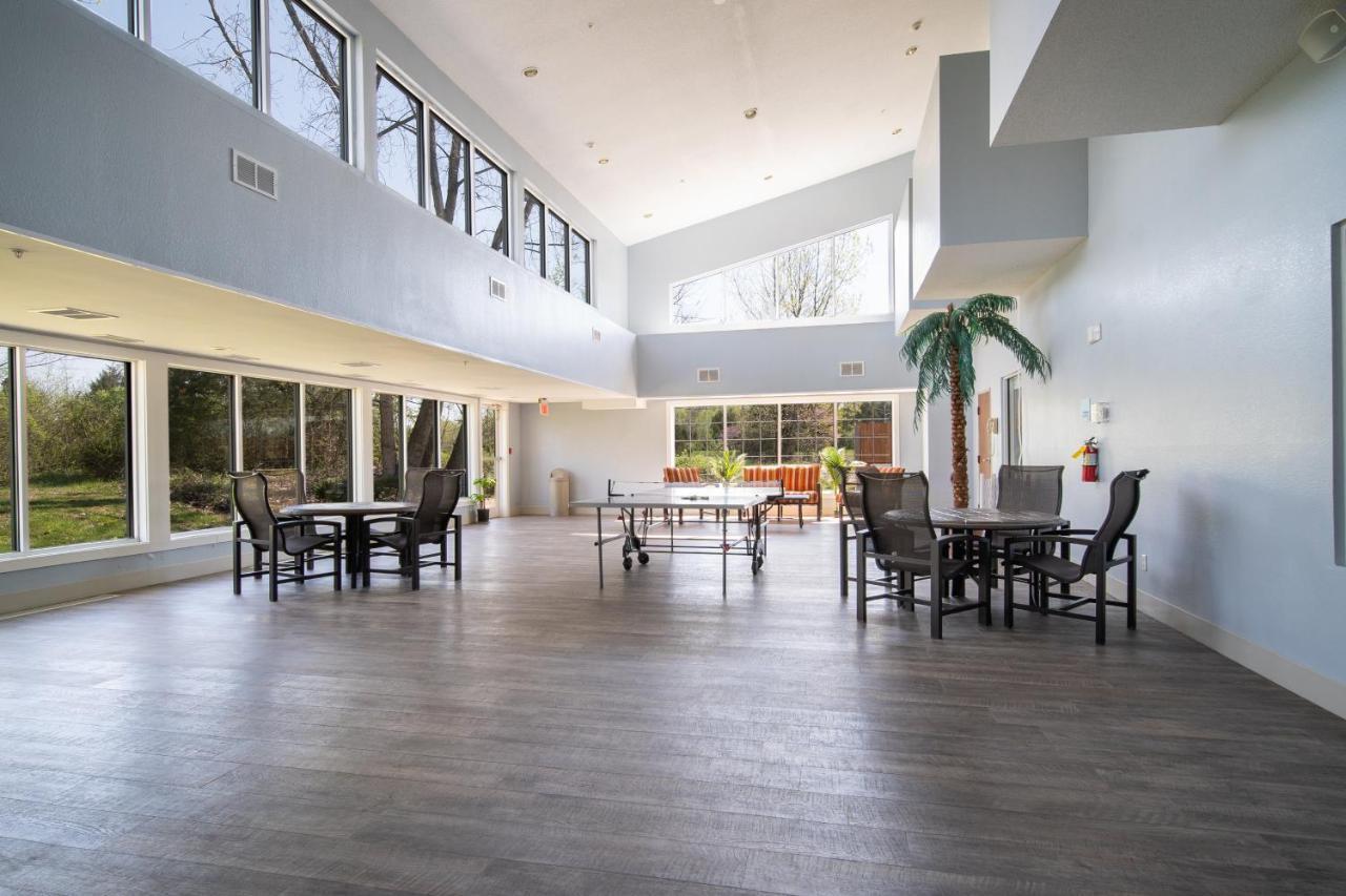 Holiday Inn Express Hotel & Suites Bedford By Ihg Esterno foto